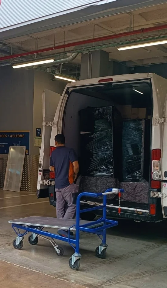 Camión de Ávila Express realizando mudanza en Móstoles con carga y descarga en portal