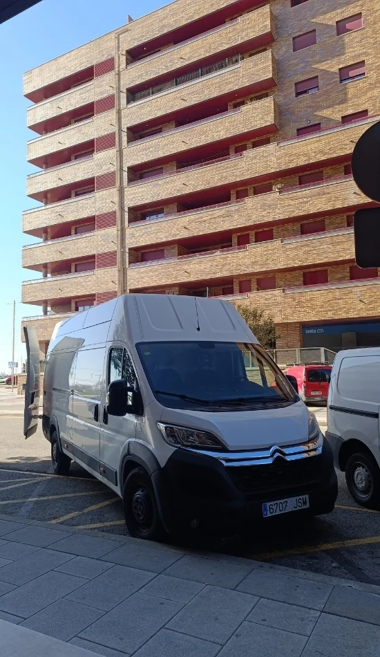 Mudanzas de Madrid a Toledo furgoneta aparcada fuera descargando