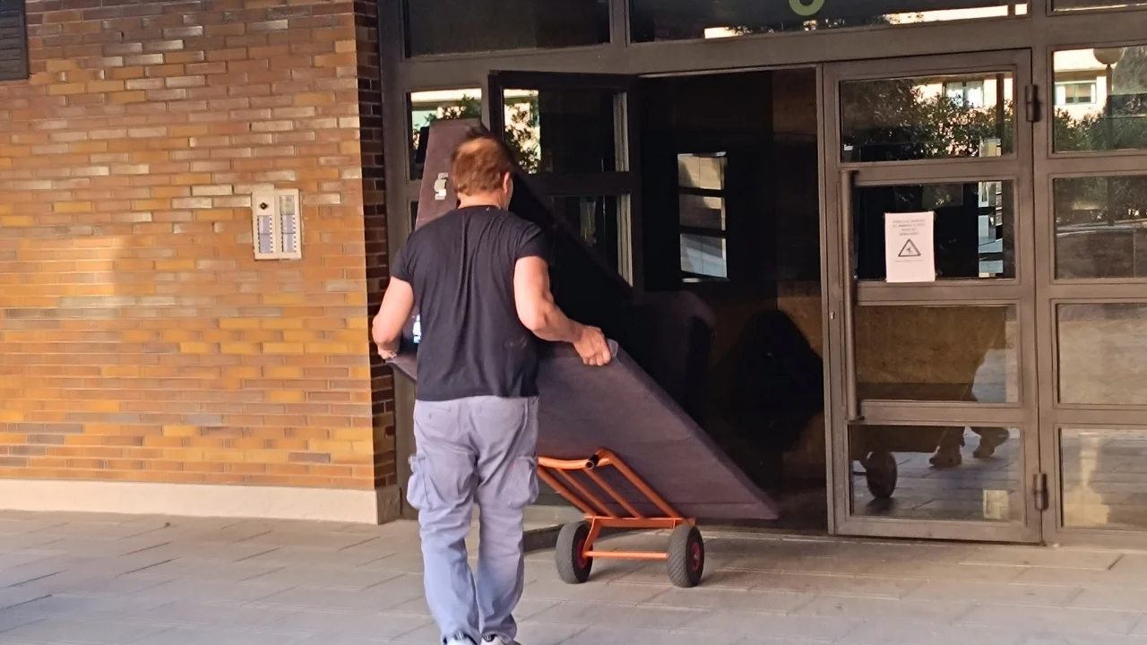 Mudanzas de Madrid a Toledo operario cargando sofá con carretilla