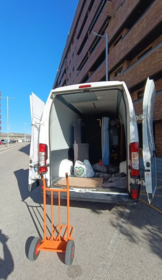 Mudanzas de Madrid a Zaragoza Cargando la furgoneta