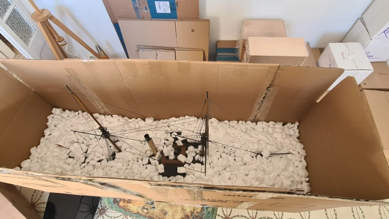 Caja individual para proteger un objeto frágil durante una mudanza