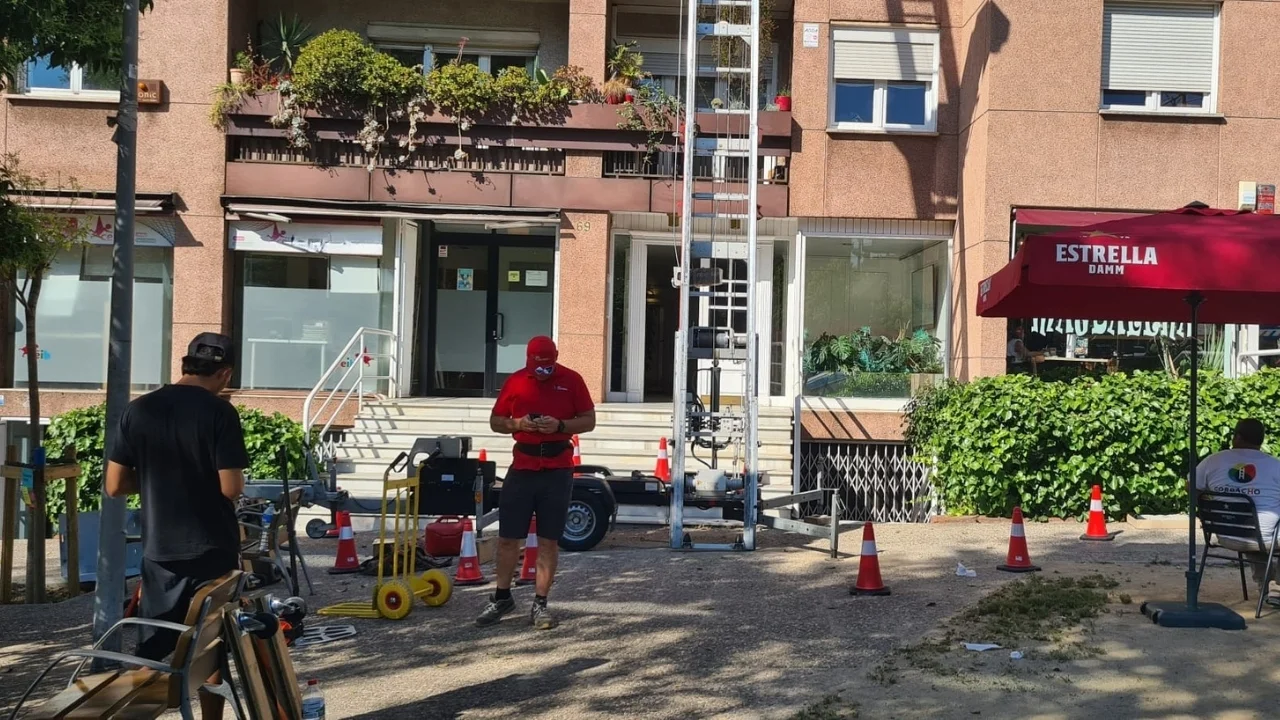Evaluación de fachada antes de una mudanza con plataforma elevadora